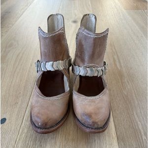 Freebird by Steve BLADE TAN DISTRESSED LEATHER HARNESS BOOTIES Size 7